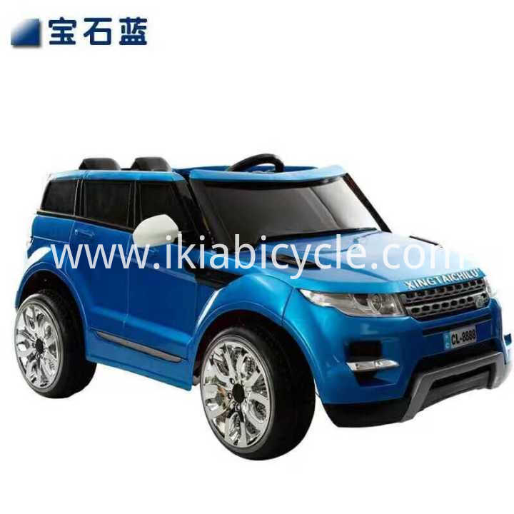 車に乗る青色の子供のおもちゃ