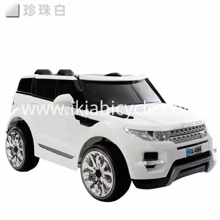 車に乗る白い色の子供のおもちゃ