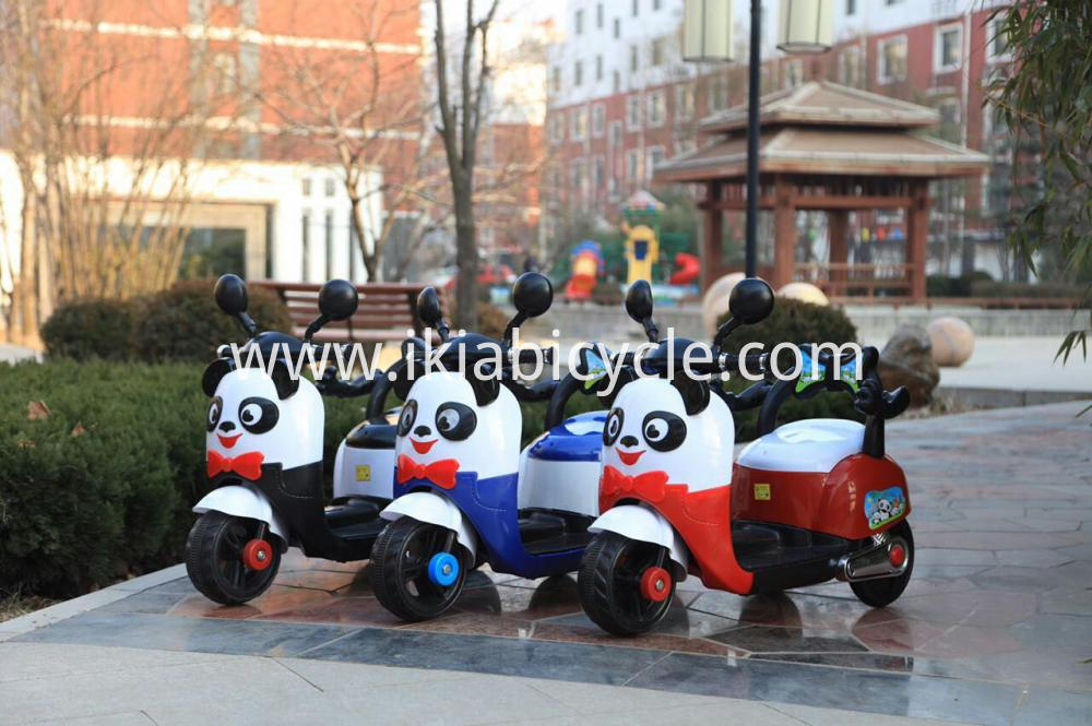 3色の子供の電気三輪車