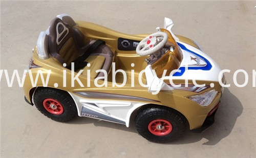 子供のためにおもちゃの車に乗る
