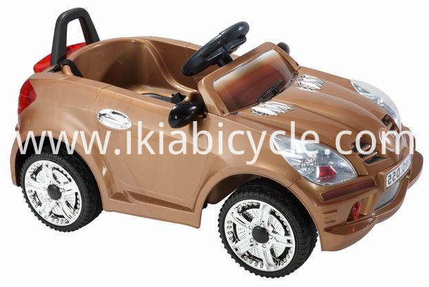新しいモデルは、軽い子供たちが車に乗ることを導きました