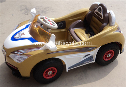 軽い子供の車とベビーウォーカー